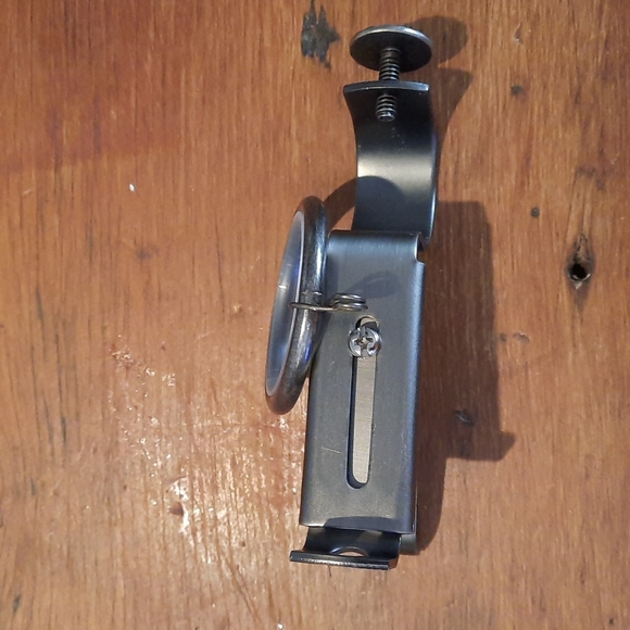 7 Drapery hooks and bracket with screws - Picture 2 of 3